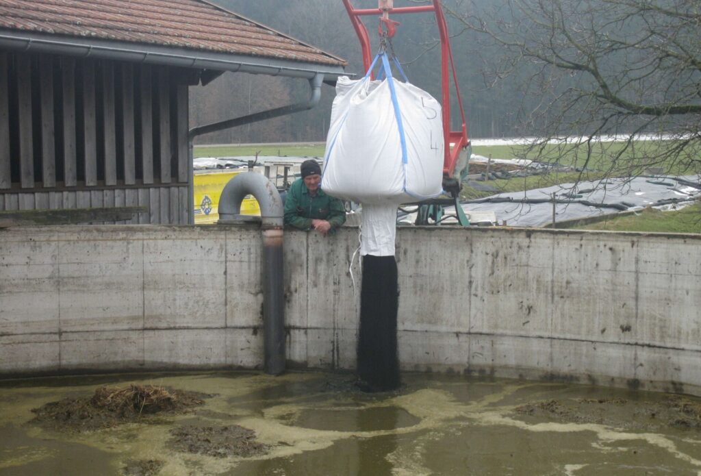 Karbosave-Pflanzenkohle in Gülle