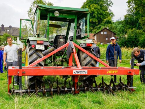 Bodenverdichtungen mit dem Grasnarbenbelüfter auflösen