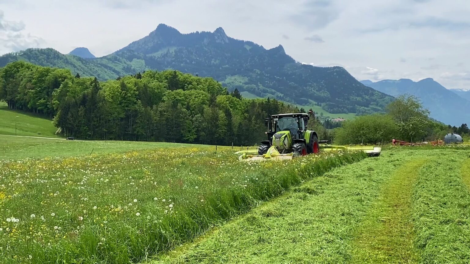 230526 Gruenland Tag Samerberg Wiese Maehen 2